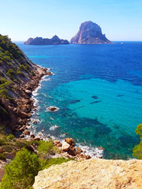 Es Vedra 'nın doğal deniz manzarası Balear Adaları' ndaki Cala d 'Hort' tan İbiza denizinde.