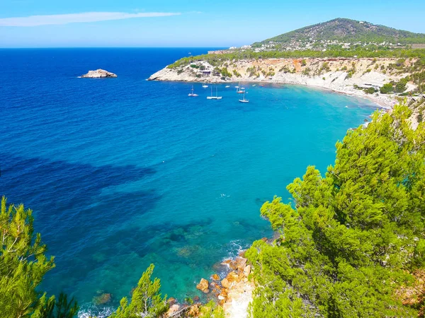 Ibiza 'daki Cala d' hort körfezinin vahşi doğasının parlak renkleri Balear Adası 'nda yaz aylarında