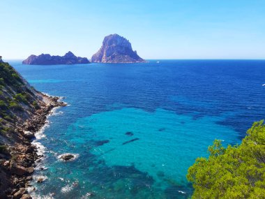 Es Vedra 'nın doğal deniz manzarası Balear Adaları' ndaki Cala d 'Hort' tan İbiza denizinde.