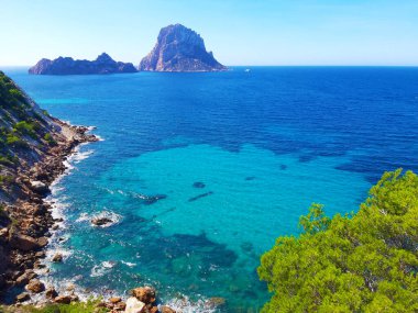 Es Vedra 'nın doğal deniz manzarası Balear Adaları' ndaki Cala d 'Hort' tan İbiza denizinde.