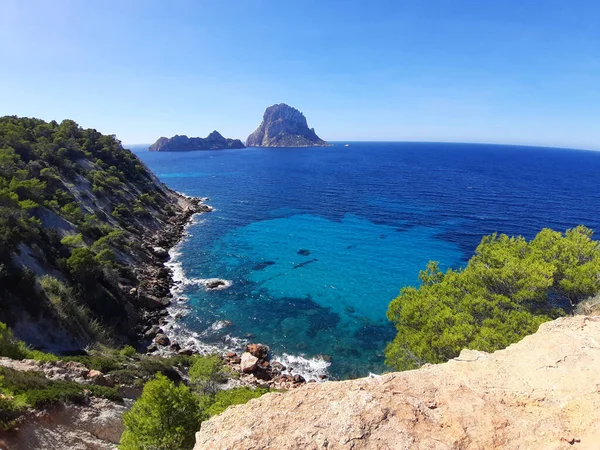 Es Vedra 'nın doğal deniz manzarası Balear Adaları' ndaki Cala d 'Hort' tan İbiza denizinde.