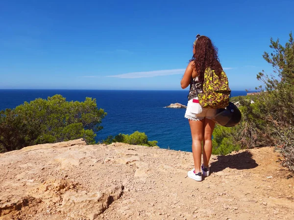 Akdeniz 'de tatil yapan turist kız yazın Cala d' Hort 'ta Es Vedra' nın önünde İbiza 'da.