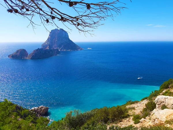 Es Vedra 'nın doğal deniz manzarası Balear Adaları' ndaki Cala d 'Hort' tan İbiza denizinde.
