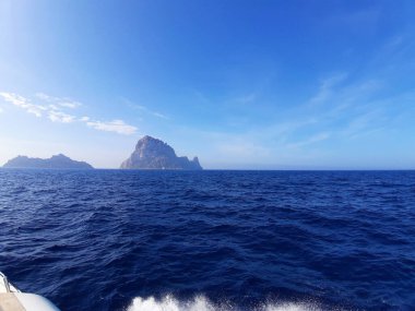 Es Vedra 'nın doğal deniz manzarası Balear Adaları' ndaki Cala d 'Hort' tan İbiza denizinde.