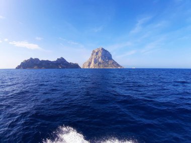 Es Vedra 'nın doğal deniz manzarası Balear Adaları' ndaki Cala d 'Hort' tan İbiza denizinde.