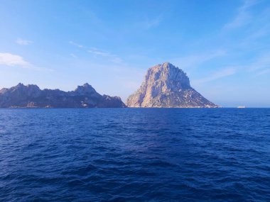 Es Vedra 'nın doğal deniz manzarası Balear Adaları' ndaki Cala d 'Hort' tan İbiza denizinde.