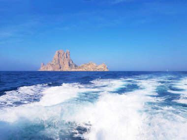 Es Vedra 'nın doğal deniz manzarası Balear Adaları' ndaki Cala d 'Hort' tan İbiza denizinde.