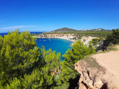 Ibiza 'daki Cala d' hort körfezinin vahşi doğasının parlak renkleri Balear Adası 'nda yaz aylarında
