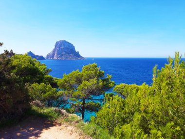 Es Vedra 'nın doğal deniz manzarası Balear Adaları' ndaki Cala d 'Hort' tan İbiza denizinde.