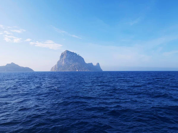 Es Vedra 'nın doğal deniz manzarası Balear Adaları' ndaki Cala d 'Hort' tan İbiza denizinde.
