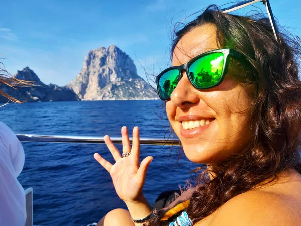 Туристическая Девушка Отдыхе Средиземном Море Ибице Перед Vedra Летом Cala — стоковое фото
