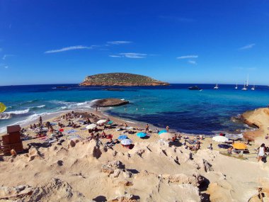 Ibiza 'daki Cala Comte plajındaki Balear Adaları' nın güzel yaz turistik beldesi