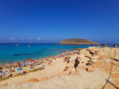 Ibiza 'daki Cala Comte plajındaki Balear Adaları' nın güzel yaz turistik beldesi