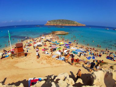 Ibiza 'daki Cala Comte plajındaki Balear Adaları' nın güzel yaz turistik beldesi