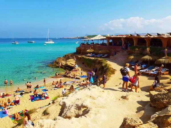 Cala Comte 'deki bar ve pazar İbiza adasındaki kayalıklarda yuva yapmış.