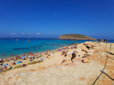 Ibiza 'daki Cala Comte plajındaki Balear Adaları' nın güzel yaz turistik beldesi
