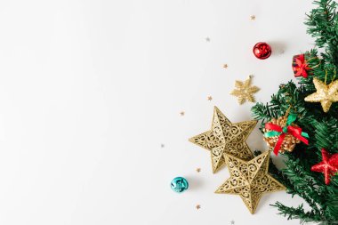 Beyaz arka planda Noel süslemeleri ve hediye kutularının üst görünümü.