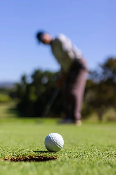 高尔夫球手把高尔夫球放进洞里 — 图库照片
