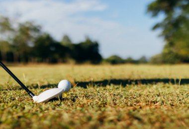 Golf kulübünü kapat ve top çimenlerde..