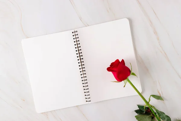 Vista Superior Del Cuaderno Página Vacía Con Rosa Roja — Foto de Stock