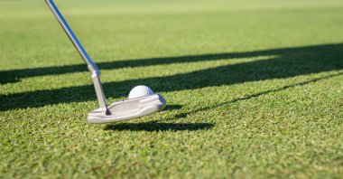 Golf kulübünü kapat ve top çimenlerde..