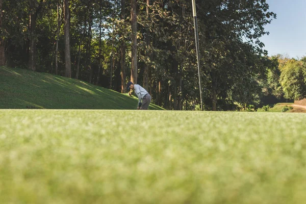 Mann Spielt Golf Auf Golfplatz — Stockfoto