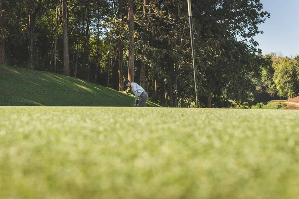 Muž Hrající Golf Golfovém Hřišti — Stock fotografie