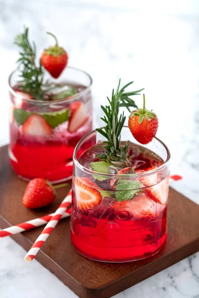 Zomer Aardbei Drinken Marmer Witte Achtergrond — Stockfoto