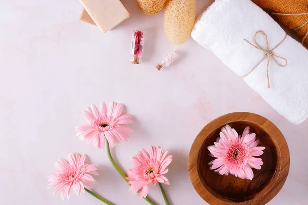 Prodotto Termale Con Fiori Gerbera Sfondo Marmoreo — Foto Stock