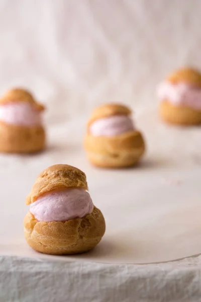 Zelfgemaakte Choux Crème Crème Puffs Met Aardbeiencrème Witte Achtergrond — Stockfoto