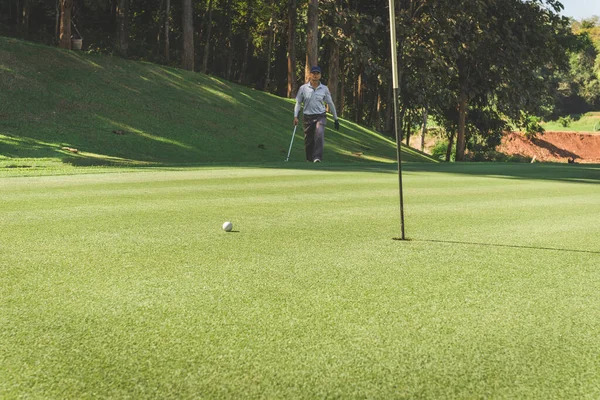 Muž Hrající Golf Golfovém Hřišti — Stock fotografie