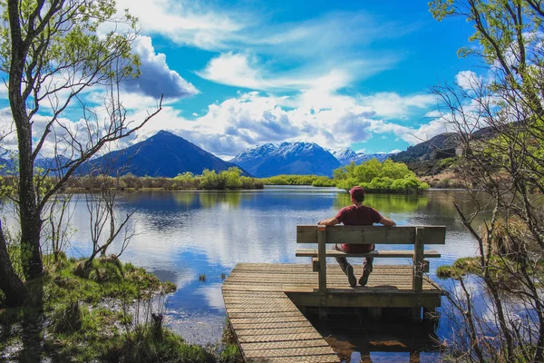 Glenorchy Gölü 'nün yanında oturuyor. Glenorchy, Güney Adası, Yeni Zelanda.