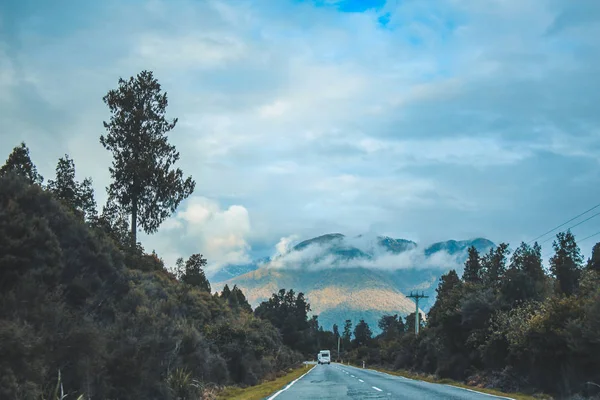 Paisaje típico y carretera en Nueva Zelanda, Isla Sur — Foto de Stock