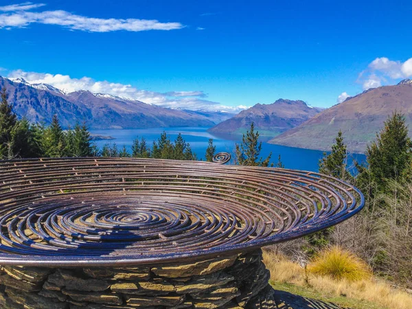 Queenstown, Güney Adası, Yeni Zelanda 'daki dikkate değer dağ sıraları ve Wakatipu Gölü manzarası