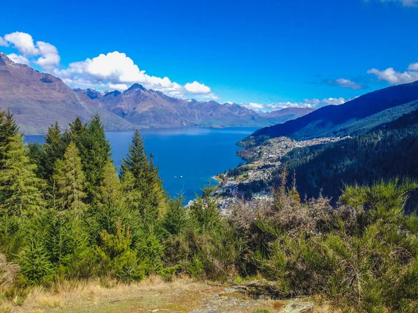 Вид на замечательную горную цепь и озеро Вакатипу в Квинстоне, Южный остров, Новая Зеландия — стоковое фото