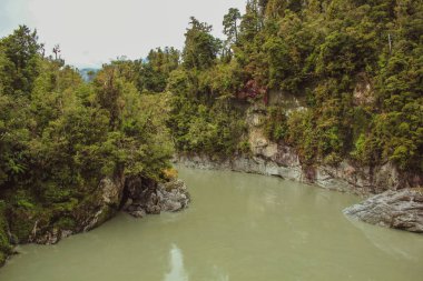 Hokitika Boğazı yağmurlu bir günde, Hokitika yakınlarında, Güney Adası, Yeni Zelanda