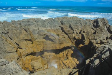 punakaiki, south Island, Yeni Zelanda yakınında kayalara gözleme