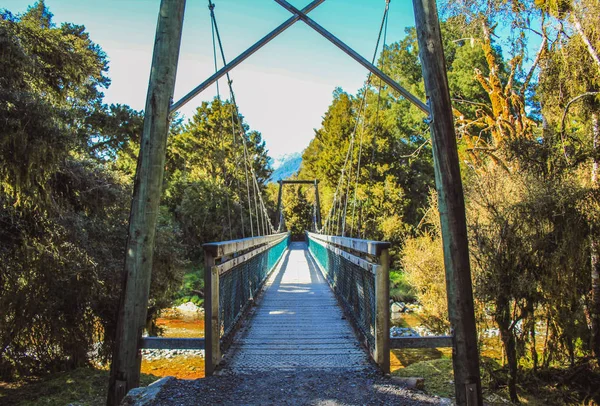 Γέφυρα ανάρτησης στη λίμνη Matheson, South Island, Νέα Ζηλανδία — Φωτογραφία Αρχείου