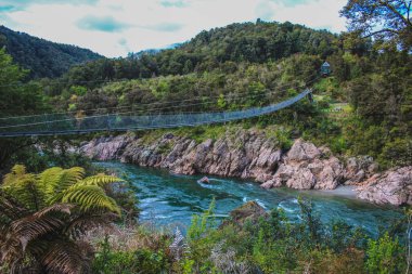 Buller Nehri üzerindeki Buller Vadisi 'nde Swingbridge, Güney Adası, Yeni Zelanda