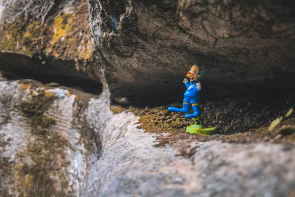 Pequeños juguetes lindos escondidos entre rocas en Labyrinth Rocks en Takaka, Isla Sur, Nueva Zelanda — Foto de Stock