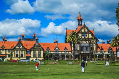 Rotorua, Yeni Zelanda - 30 Ekim 2016: Hükümet Bahçeleri 'nden Rotorua Müzesi, daha önce Hamam Evi' nin manzarası