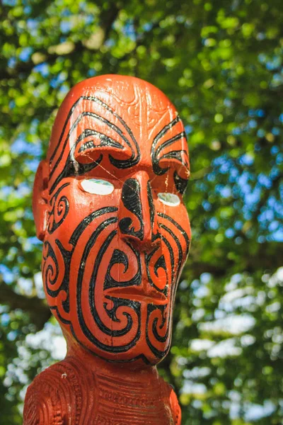 Rotorua, Nueva Zelanda - 30 de octubre de 2016: Tótems tradicionales maoríes en la puerta de entrada de los Jardines del Gobierno — Foto de Stock
