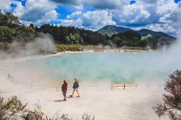 Wai-O-Tapu, Rotorua, Nueva Zelanda - 1 de noviembre de 2016: Turistas caminando por la colorida piscina de champán en Wai-O-Tapu Thermal Wonderland —  Fotos de Stock