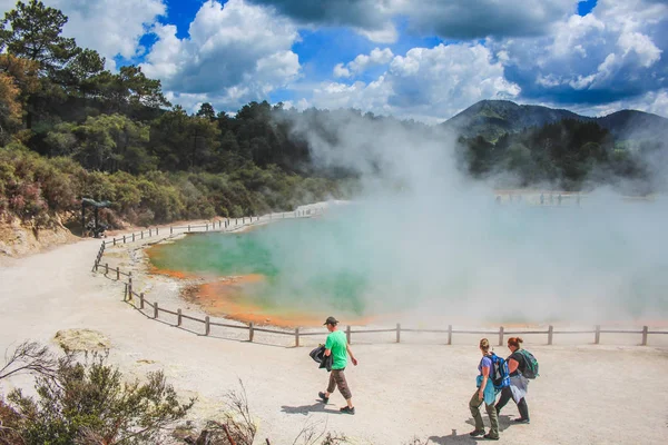 Wai-O-Tapu, Rotorua, Nueva Zelanda - 1 de noviembre de 2016: Turistas caminando por la colorida piscina de champán en Wai-O-Tapu Thermal Wonderland —  Fotos de Stock