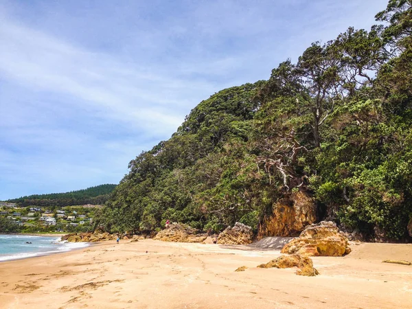 Spiaggia di acqua calda sulla penisola di Coromandel, Isola del Nord, Nuova Zelanda — Foto Stock