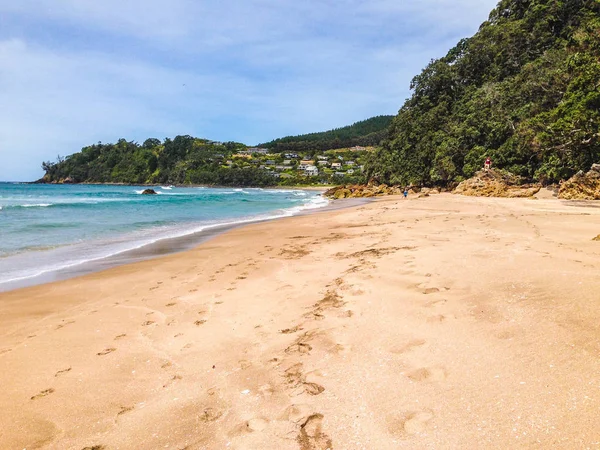 Spiaggia di acqua calda sulla penisola di Coromandel, Isola del Nord, Nuova Zelanda — Foto Stock