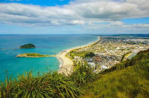 Vista sulla città di Mount Maunganui dal Monte Maunganui sull'Isola del Nord, Nuova Zelanda — Foto Stock