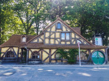 Matamata, Yeni Zelanda - 11 Aralık 2019: Matamata i-Site Ziyaretçi Merkezi. Matamata yakınlarındaki The Hobbit Movie Set 'teki evlerden birine benziyor.