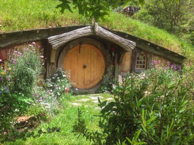 Matamata, Yeni Zelanda - 12 Aralık 2019: Hobbiton Film Set. Hobbit ve Yüzüklerin Efendisi 'nin ünlü çekim yeri.