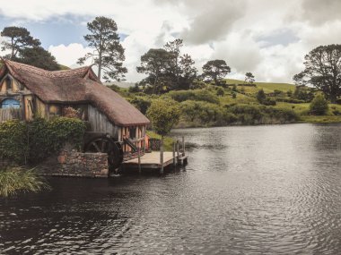 Matamata, Yeni Zelanda - 12 Aralık 2019: Hobbiton Film Set. Hobbit ve Yüzüklerin Efendisi 'nin ünlü çekim yeri.